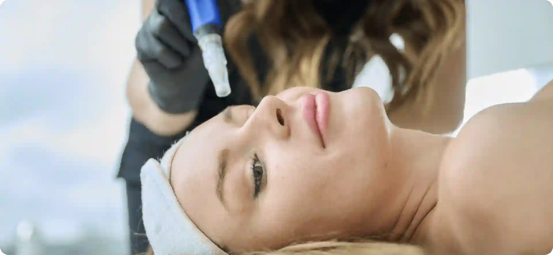 How Do Microneedles Trigger New Collagen and Elastin in Loose Skin Brighton and Hove?